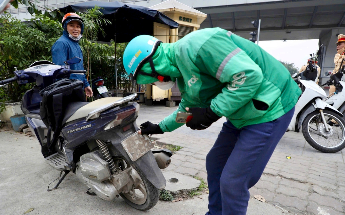 Hà Nội: Cảnh sát xử lý nhiều tài xế che biển số xe hòng qua mặt camera AI