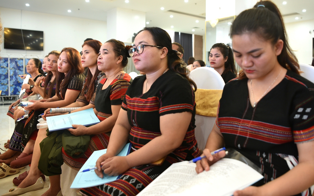 Khi tri thức cùng già làng, phụ nữ Pa Cô trở về bản làng để gìn giữ lễ hội truyền thống