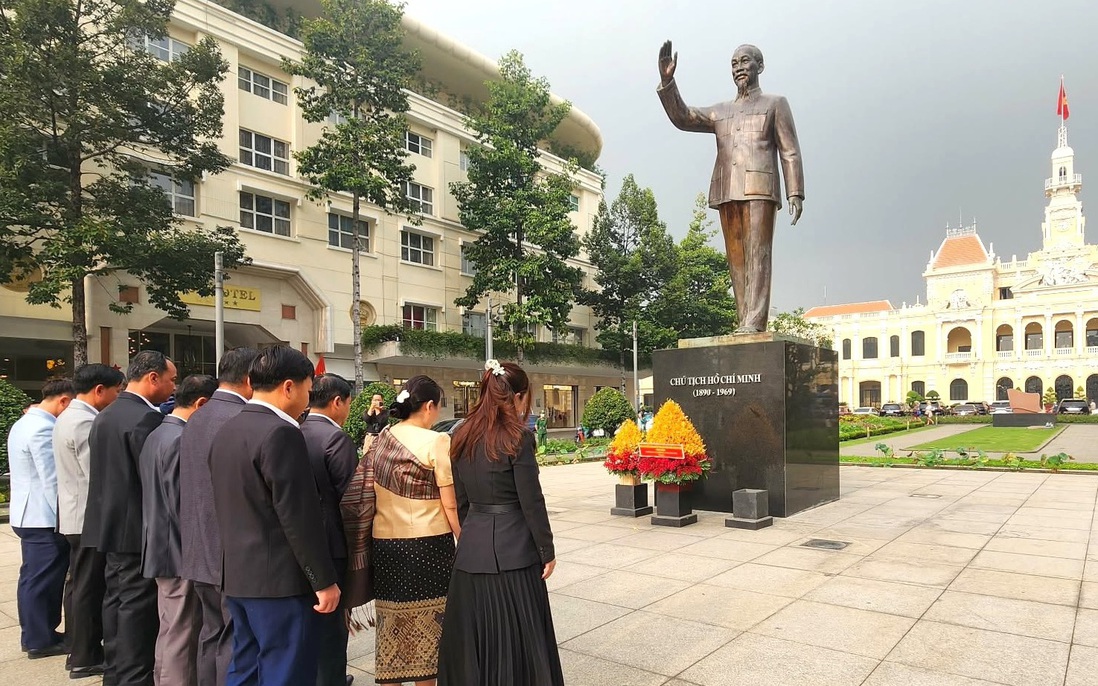 Đoàn đại biểu chính quyền tỉnh Hủa Phăn (Lào) dâng hoa tại Tượng đài Chủ tịch Hồ Chí Minh
