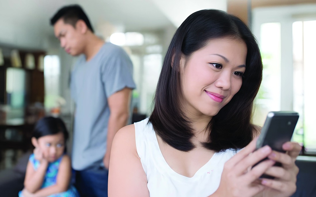 Điện thoại thông minh âm thầm chia rẽ gia đình