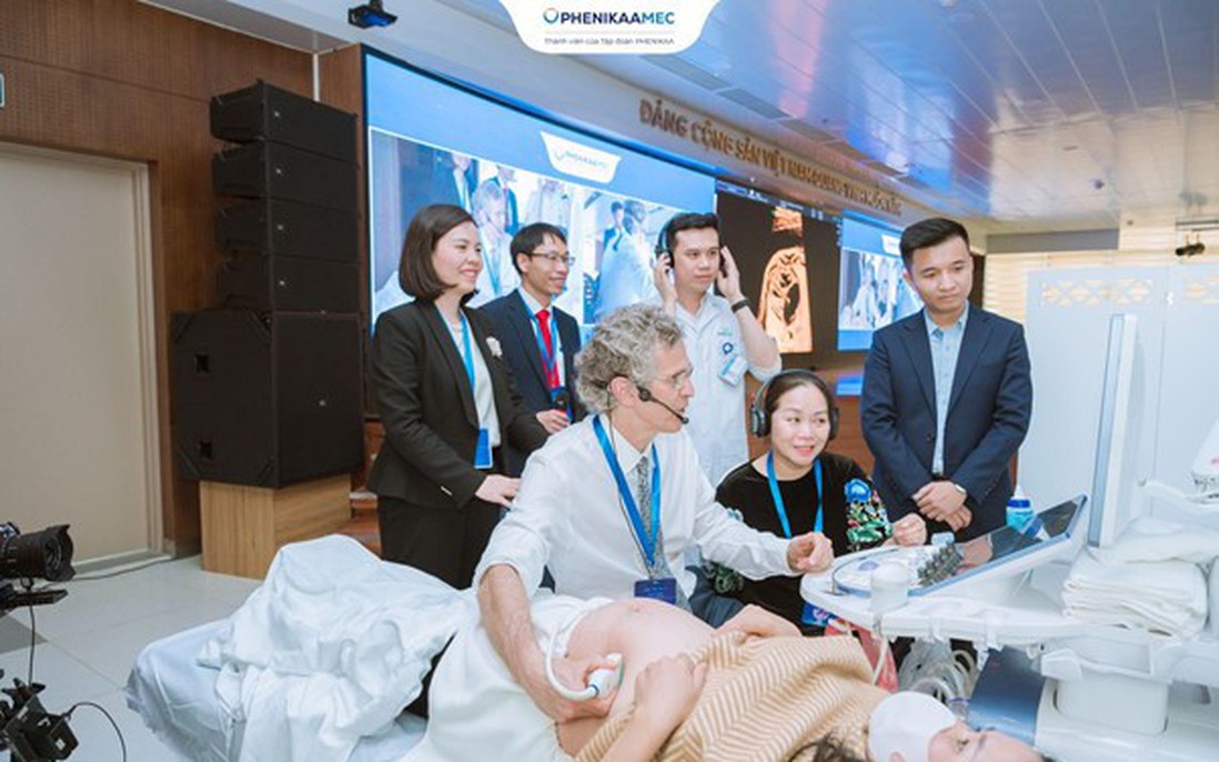 GS Mark Sklansky thực hành kỹ thuật siêu âm tim thai trực tiếp tại Hội thảo: “Siêu âm tim thai - Từ chẩn đoán trước sinh đến quản lý sau sinh”