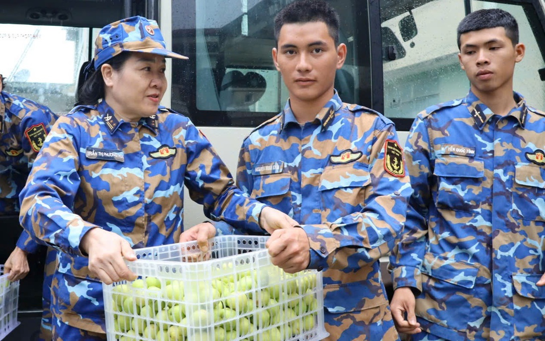 Phụ nữ Hải Quân tiếp sức "Chiến dịch Quang Trung" tại xã miền núi Tây Khánh Sơn