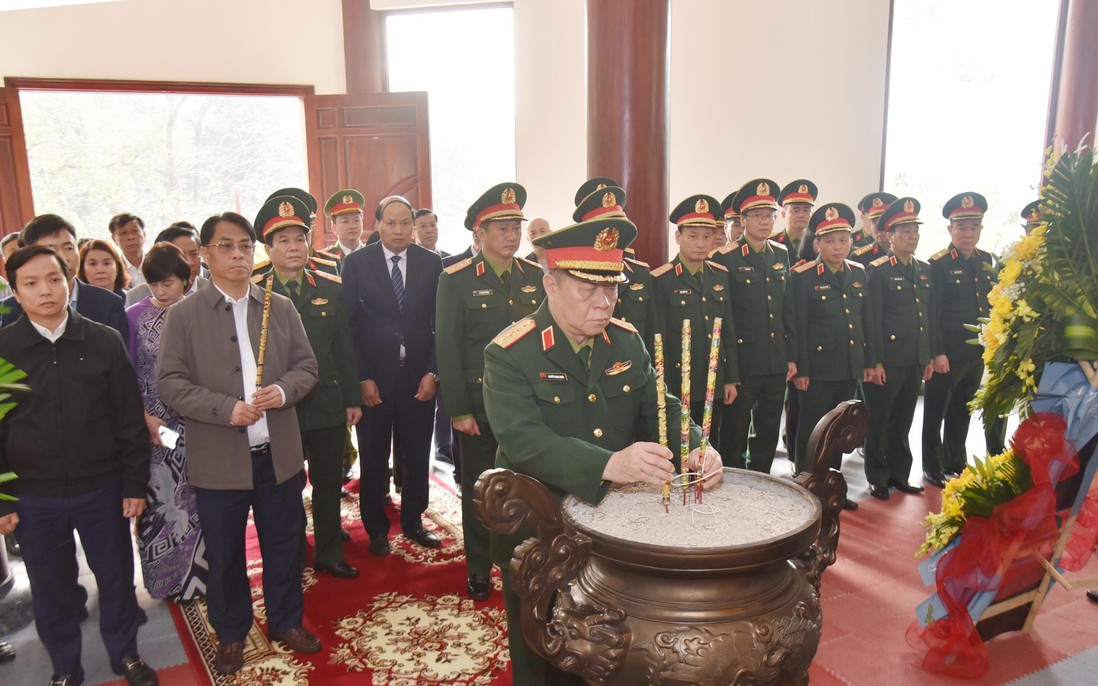 Chủ nhiệm Tổng cục Chính trị QĐND Việt Nam dâng hương tưởng niệm tại di tích rừng Trần Hưng Đạo