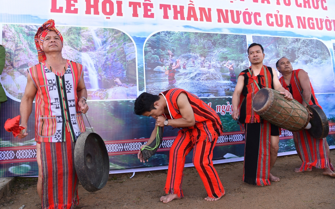 Nét đẹp tiềm ẩn trong lễ Tế thần nước của người Pa Cô