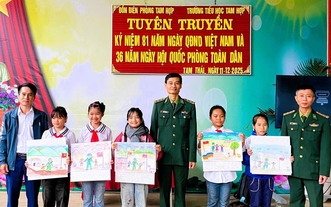 Xúc động hình ảnh chú bộ đội trong trái tim trẻ thơ miền biên viễn