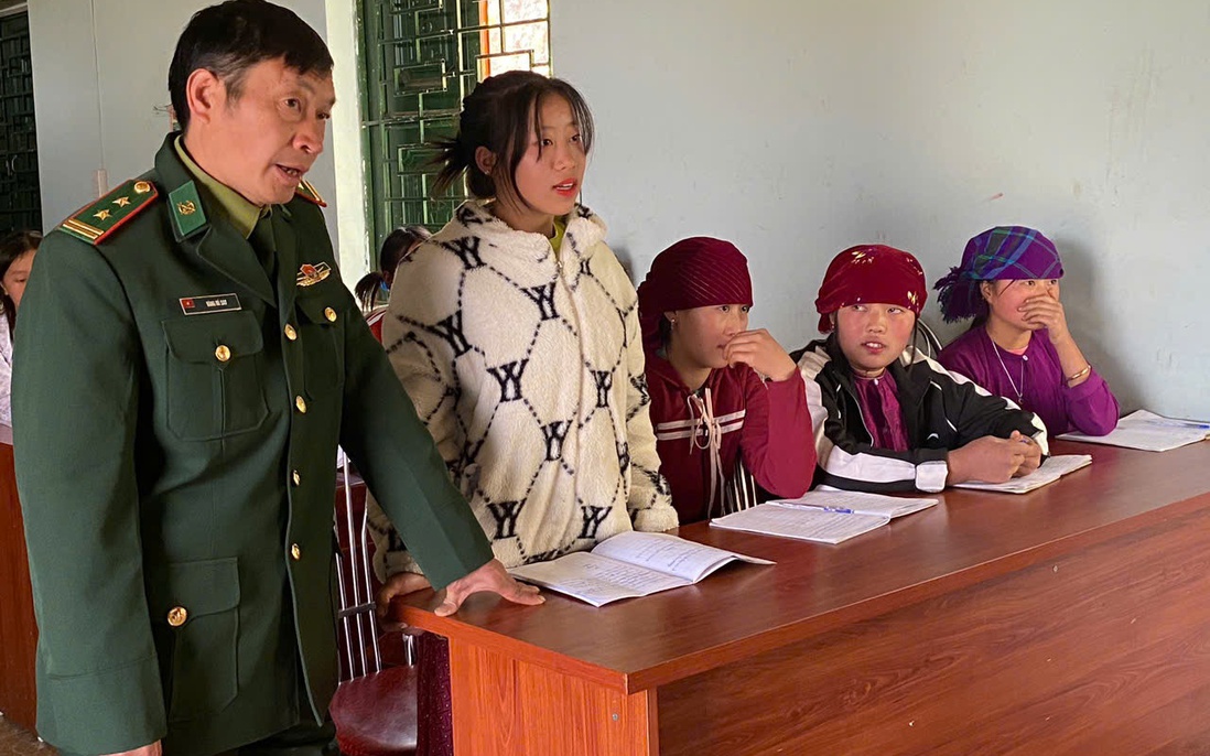 Thầy giáo quân hàm xanh gieo chữ trên cao nguyên đá