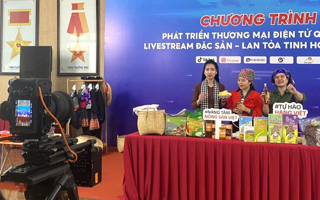 Phụ nữ dân tộc thiểu số và miền núi vượt rào cản phát triển thương mại thông qua công nghệ số