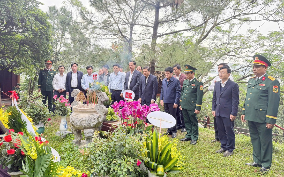 Lãnh đạo tỉnh Quảng Trị viếng mộ Đại tướng Võ Nguyên Giáp