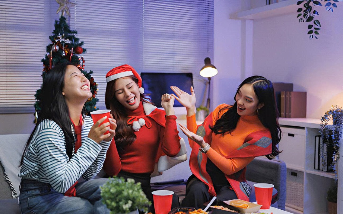 “Ông già Noel” ShopeeFood ghé thăm, phát quà món ngon xịn sò nhân dịp Giáng sinh