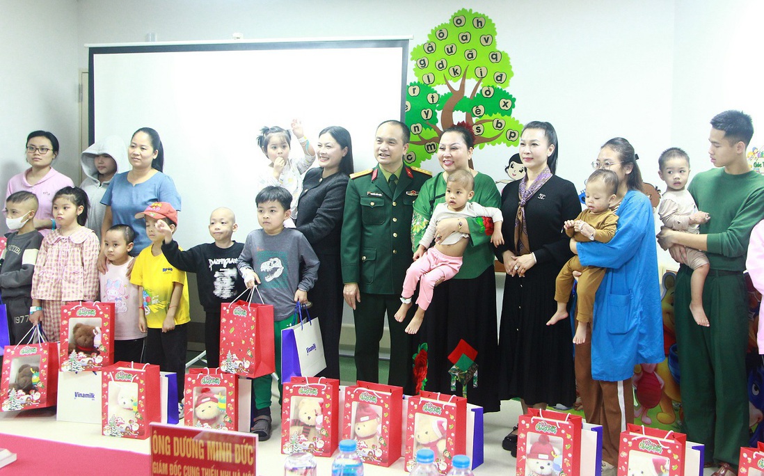 Mang Giáng sinh ấm áp đến với các bệnh nhi