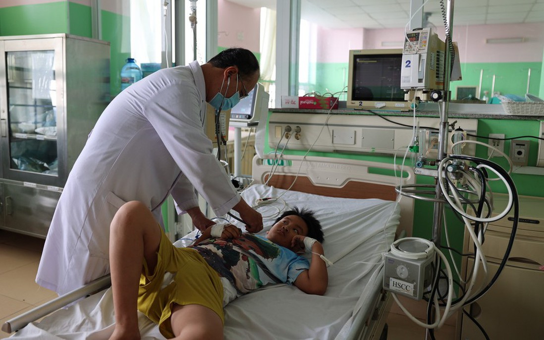 Điều tra vụ gần 100 người ngộ độc sau ăn bánh mỳ ở TPHCM