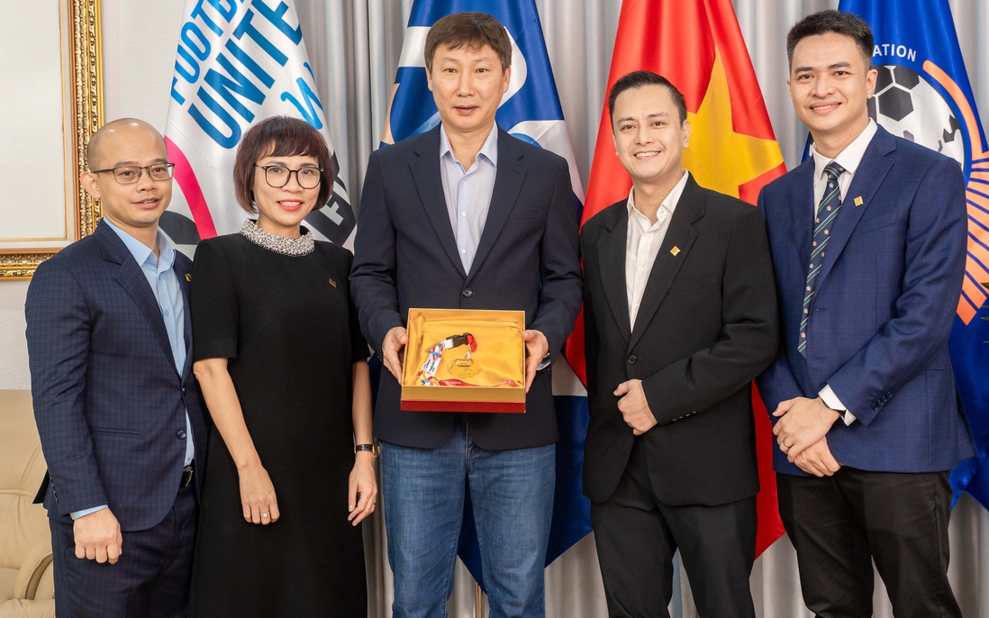 Trao tặng HLV Kim Sang Sik huy chương làm từ 33 chỉ vàng 24k