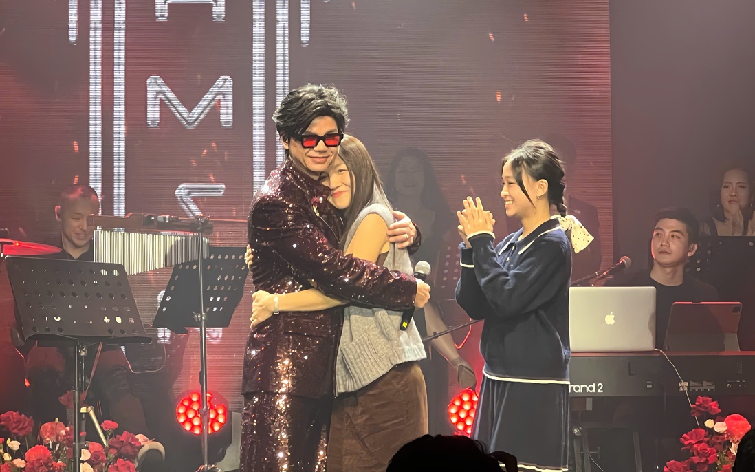 Phan Đinh Tùng cảm ơn "người phụ nữ đặc biệt" trên sân khấu