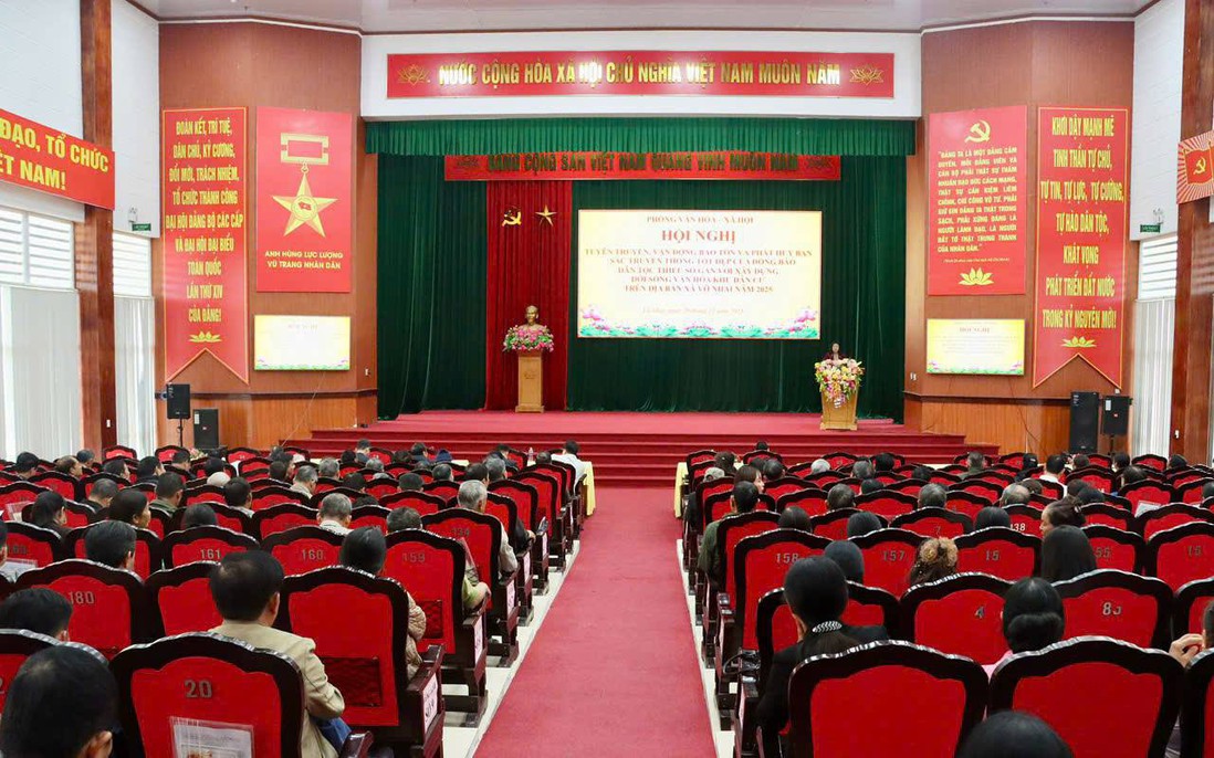 Thoát nghèo không chỉ... bằng tiền