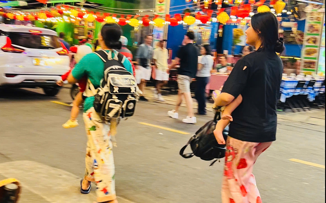 Những trẻ em mưu sinh ban đêm trên đường Bùi Viện