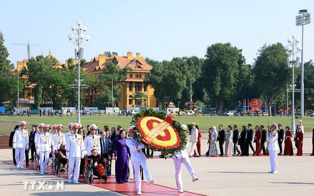 Đoàn đại biểu dự Đại hội Thi đua yêu nước toàn quốc vào Lăng viếng Bác