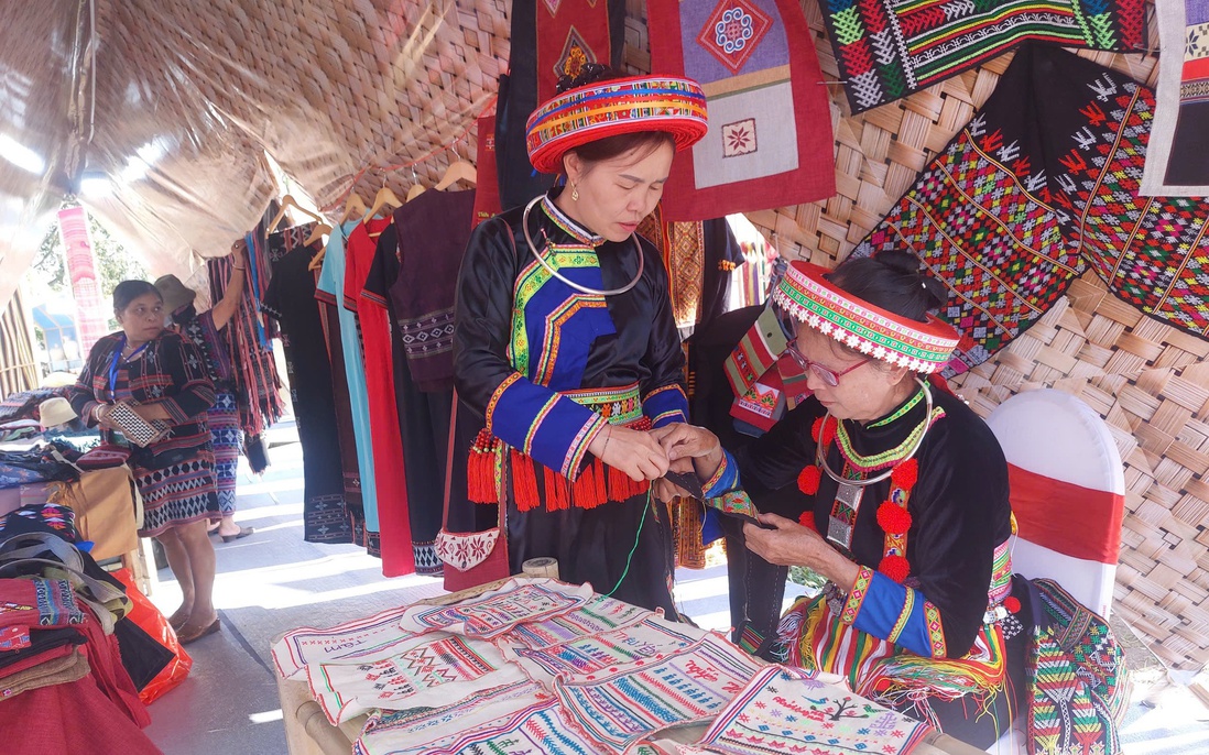 Từ nương rẫy đến thị trường số và mục tiêu phát triển du lịch của cô gái Dao ở Phủ Thông, Thái Nguyên