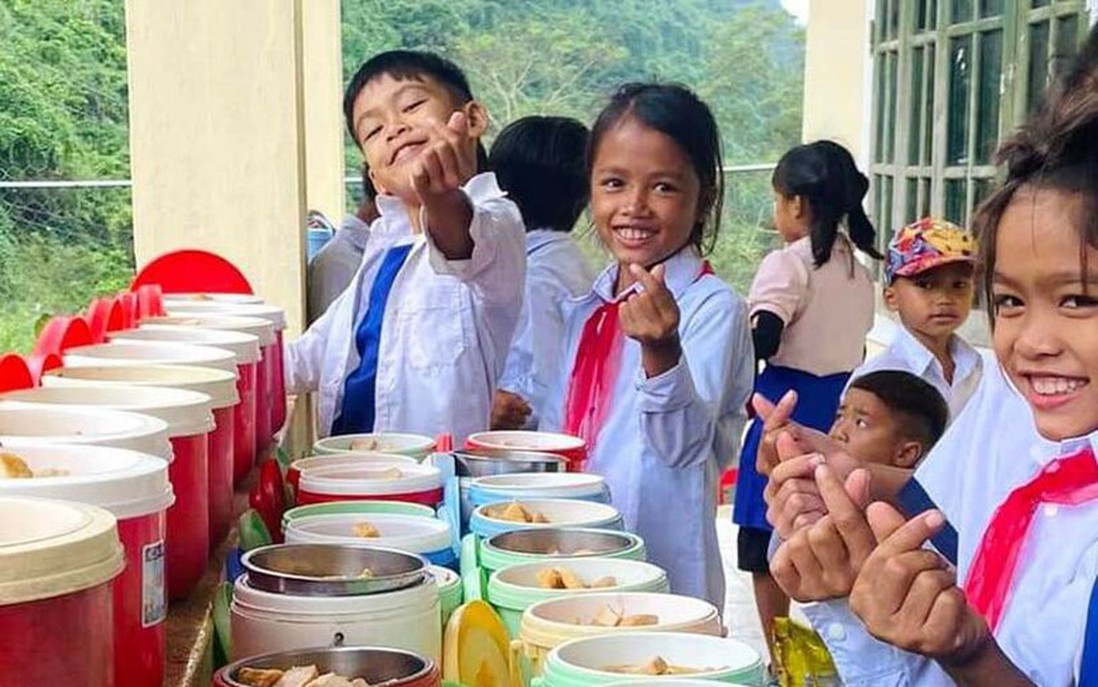 Hỗ trợ bữa ăn trưa cho học sinh tiểu học, THCS ở các xã biên giới