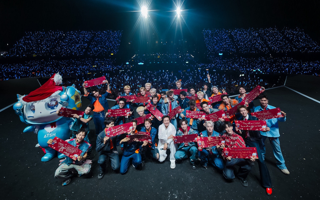 Các Anh trai "say hi" chuẩn bị thư tay gửi tặng khán giả trong đêm concert