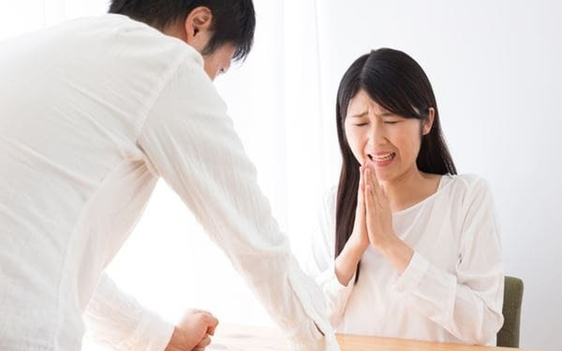 Định tạo bất ngờ cho vợ trẻ kém 10 tuổi, chồng "hóa đá" khi chứng kiến sự thật choáng váng phía sau cánh cửa