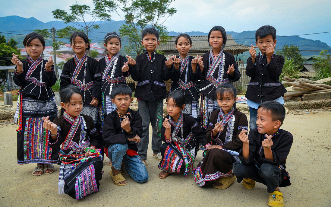 Đưa trang phục truyền thống dân tộc Lự gần gũi hơn với đời sống hiện đại