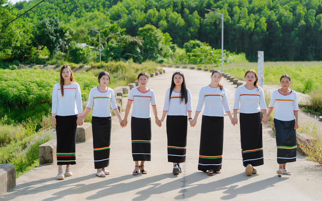 Những phụ nữ giữ hồn sắc phục Co nơi bản làng vùng cao