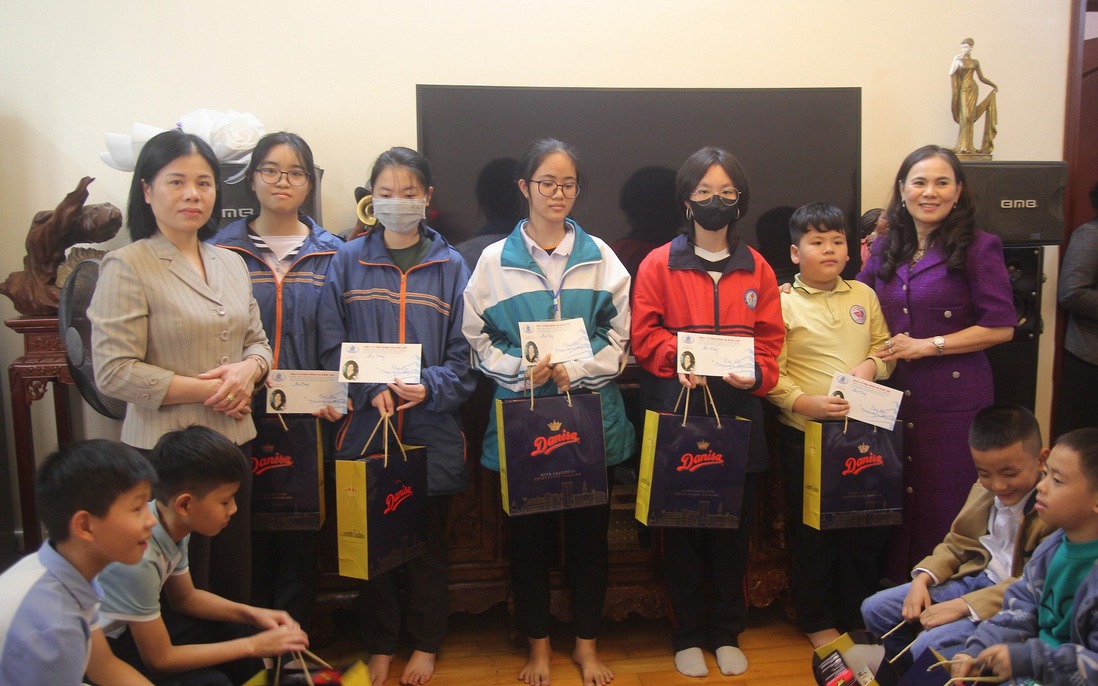 Hội LHPN tỉnh Ninh Bình đỡ đầu 219 trẻ mồ côi trong năm 2025