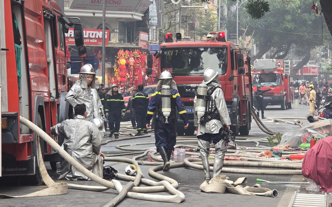 Cận cảnh vụ cháy nhà trên phố Hàng Mã, 1 người ngã từ tầng 3 xuống bị thương nặng