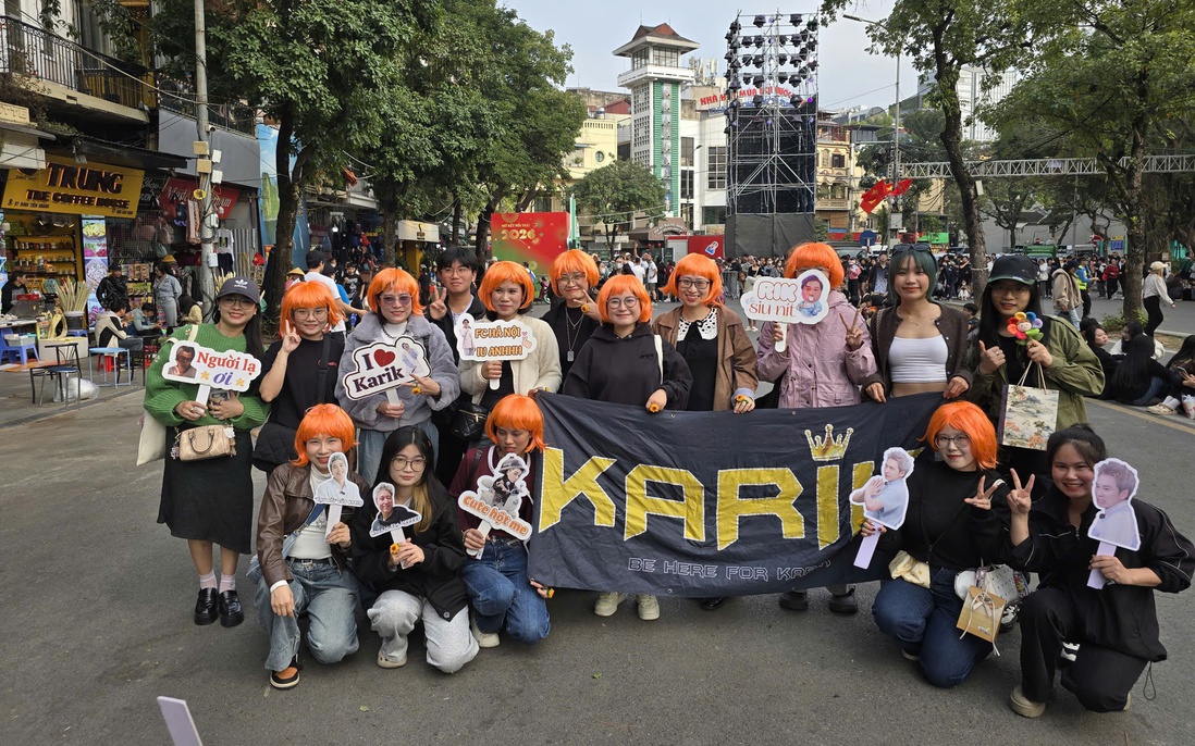 Phố đi bộ hồ Hoàn Kiếm nhộn nhịp trước giờ Countdown, giới trẻ đi từ 14h giữ vị trí đẹp