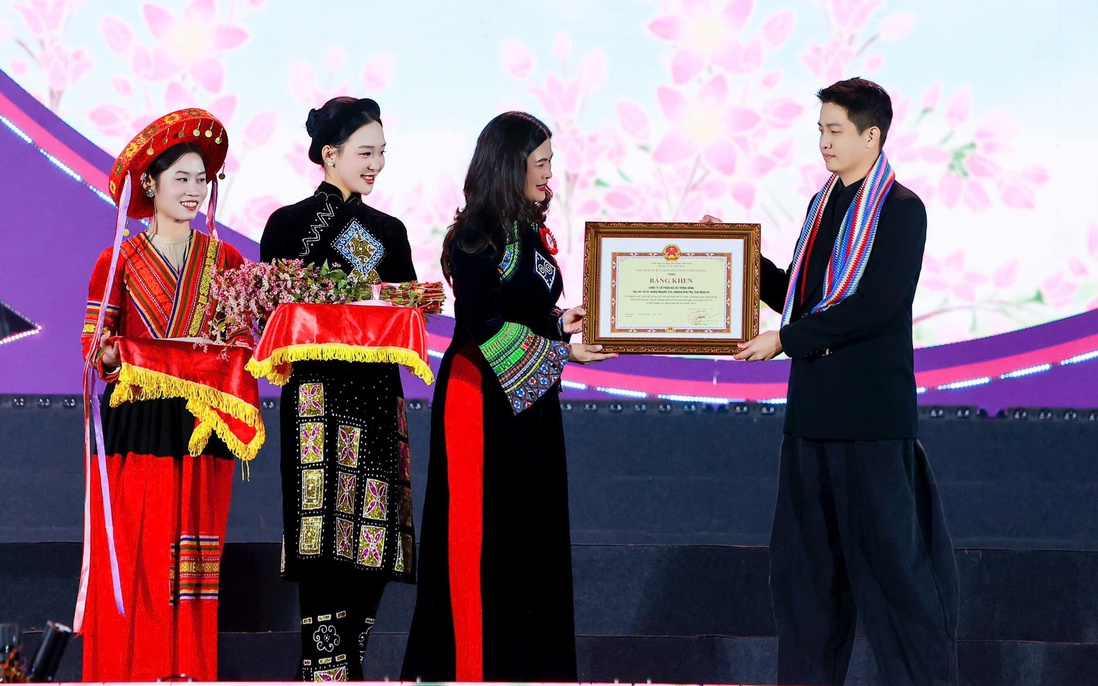 Trao Bằng khen cho đơn vị đồng hành Lễ hội hoa Tam giác mạch