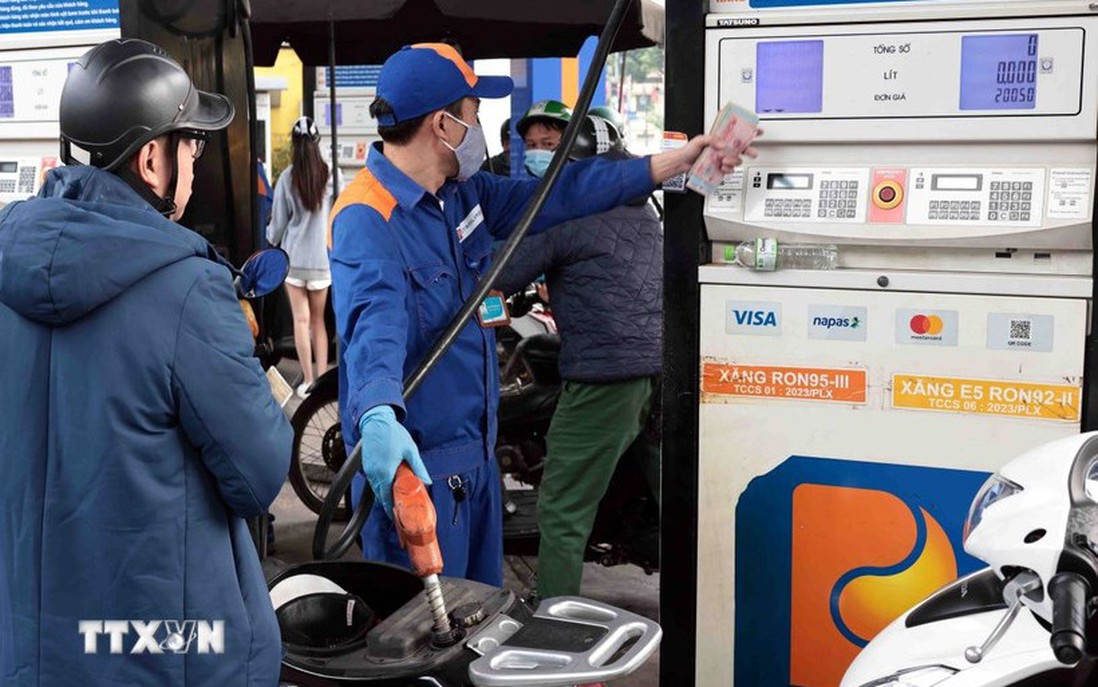 Giá dầu tiếp tục giảm trong khi xăng tăng, RON95-III có giá mới 20.460 đồng