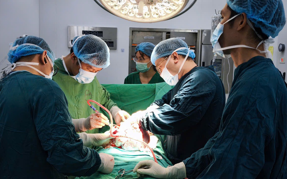 Cô gái 20 tuổi phát hiện khối u khổng lồ trong ổ bụng 