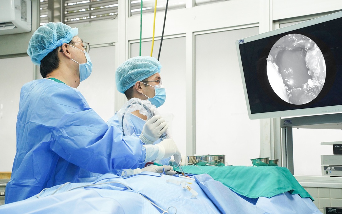 Điều trị thành công bệnh nhân mờ mắt không rõ nguyên nhân suốt 10 năm