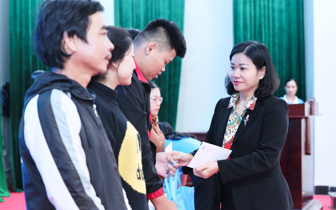 Chủ tịch Hội LHPN Việt Nam Nguyễn Thị Tuyến thăm hỏi, động viên phụ nữ, trẻ em vùng lũ 