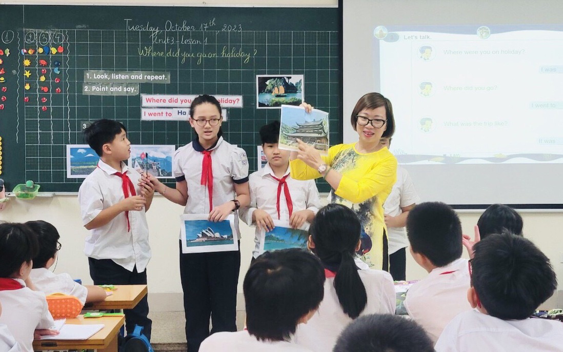 1 giáo viên tiếng Anh "cõng" 13 lớp học