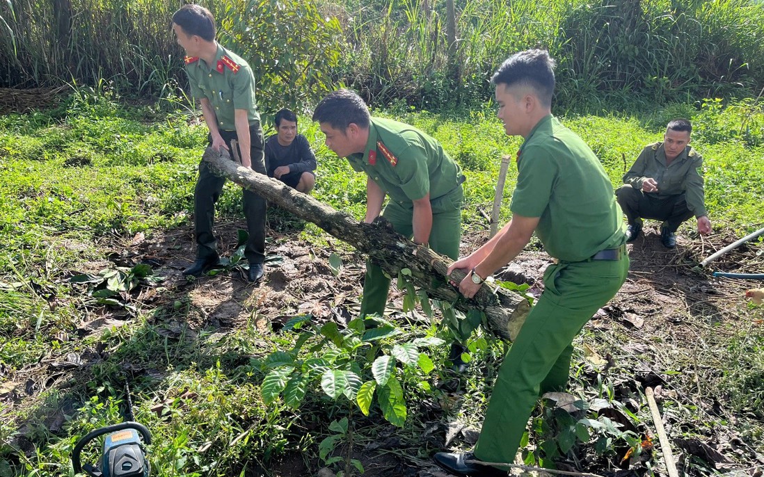 Công an Lâm Đồng đẩy nhanh tiến độ xây dựng nhà cho người dân bị thiệt hại do mưa lũ