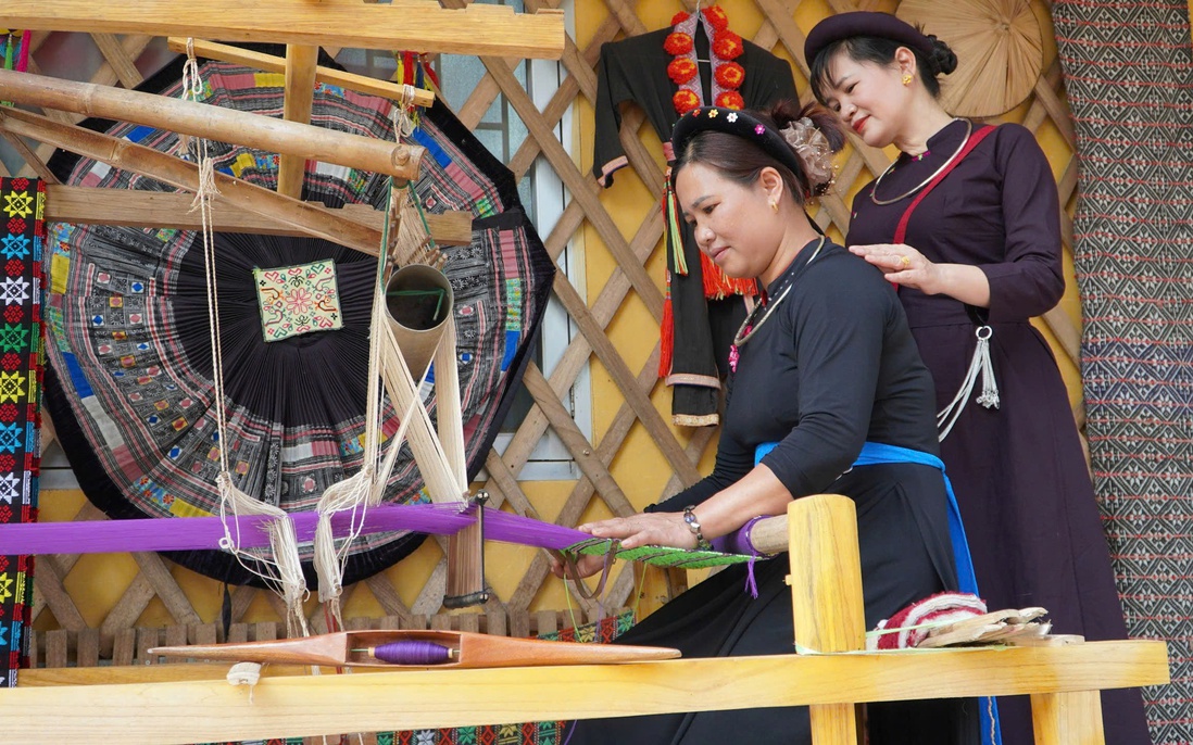 80% tổng số đơn hàng thổ cẩm đến từ việc livestream tiếp cận khách hàng