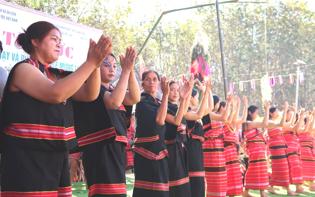 Dấu ấn phụ nữ Giẻ Triêng trong giữ gìn văn hóa truyền thống