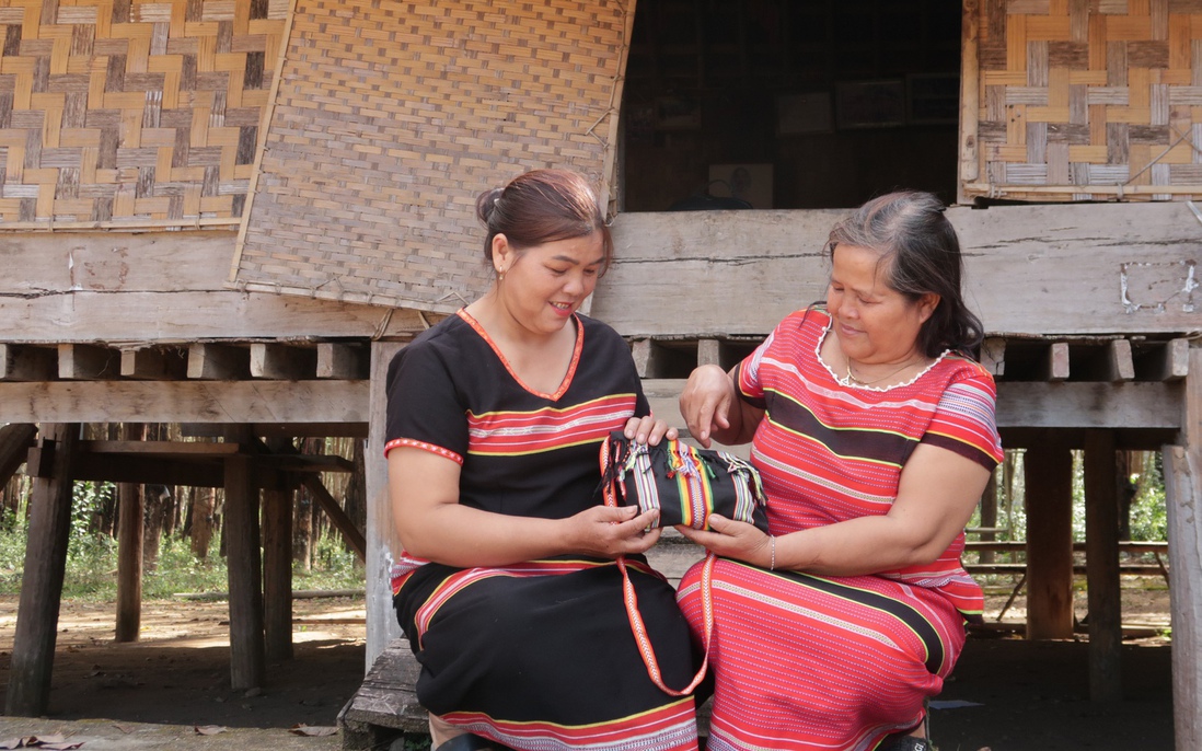 Người giữ hồn và nâng tầm thổ cẩm của đồng bào Giẻ Triêng