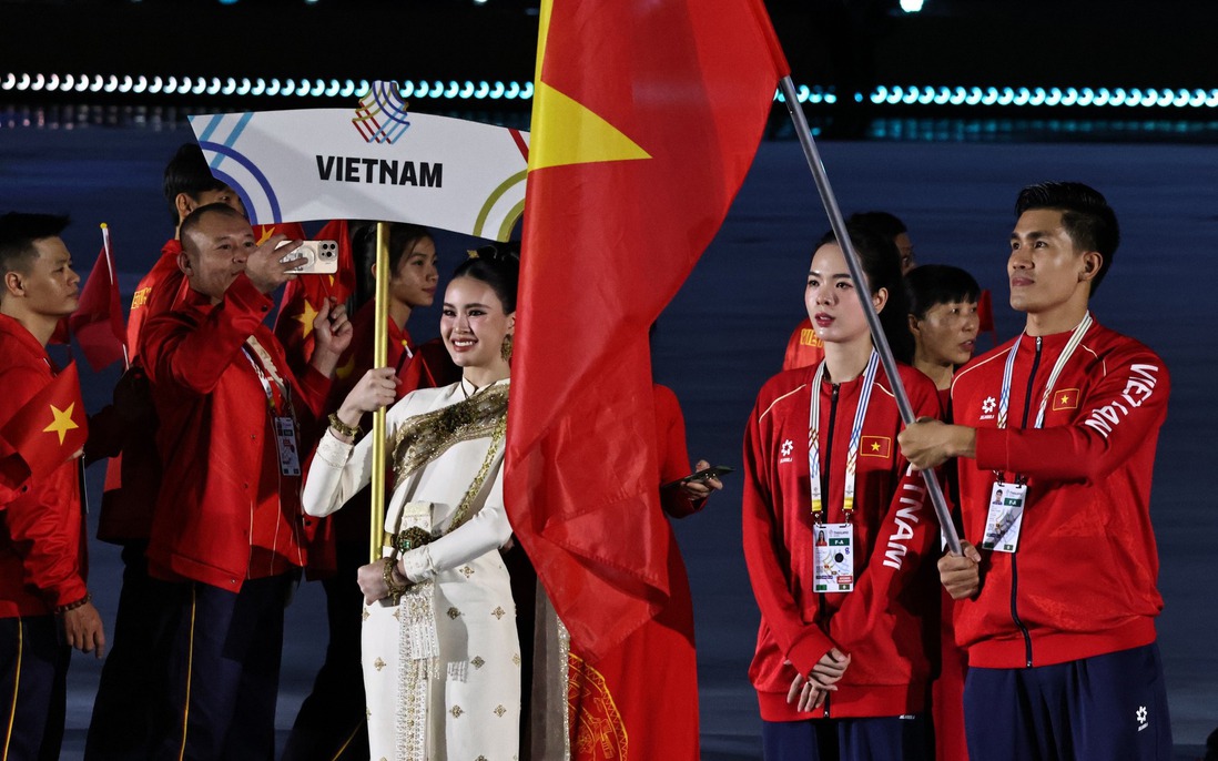 Đoàn thể thao Việt Nam rạng rỡ diễu hành khai mạc SEA Games 33