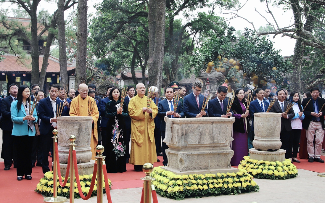 Chủ tịch Hội LHPN Việt Nam Nguyễn Thị Tuyến dự Lễ khai hội mùa xuân Côn Sơn - Kiếp Bạc 2025