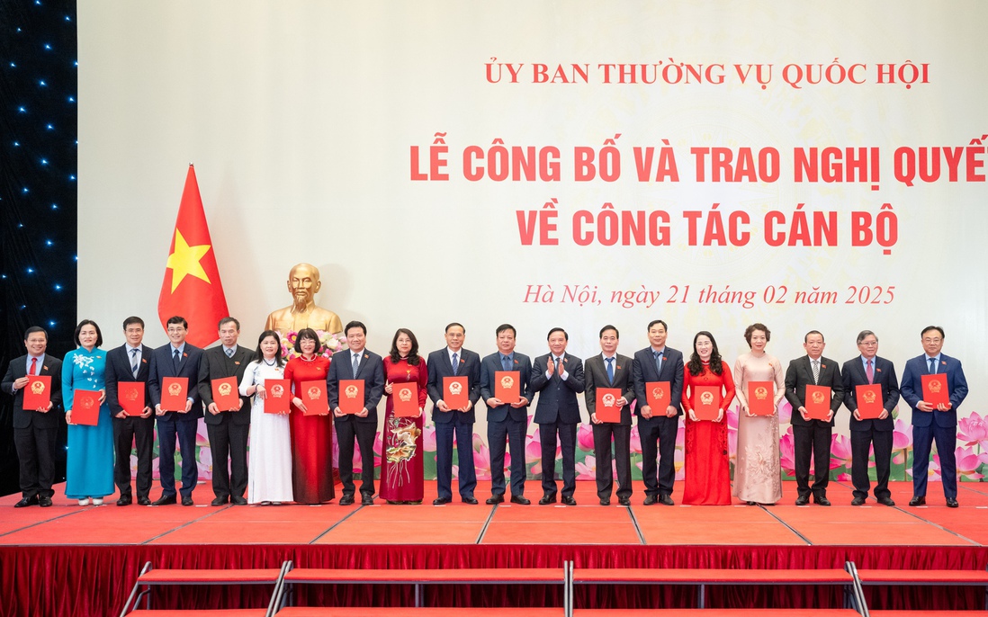 Trao Nghị quyết về công tác cán bộ đối với các Phó Chủ nhiệm Ủy ban của Quốc hội và ĐBQH chuyên trách