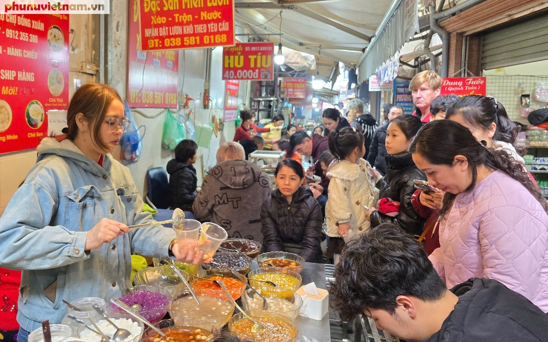 Hàng quán ở Hà Nội nườm nượp khách trong ngày đầu tiên đi làm sau Tết