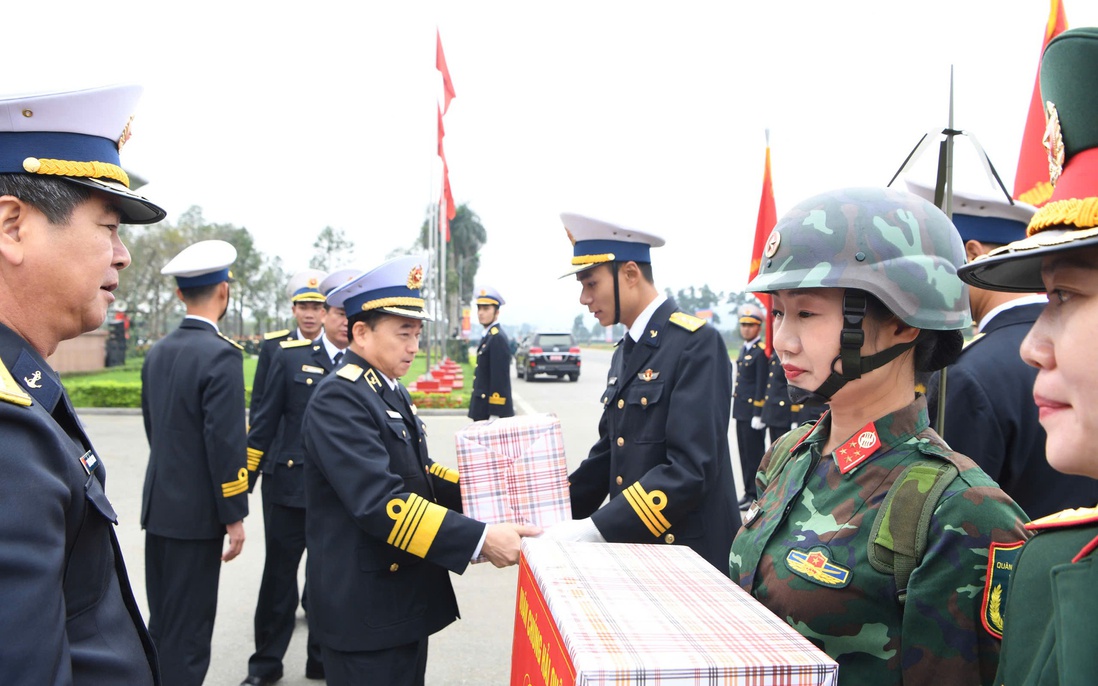 Tư lệnh Hải quân động viên cán bộ, chiến sĩ luyện tập diễu binh, diễu hành