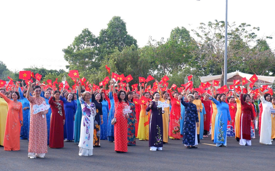 Tây Ninh: 1.000 hội viên, phụ nữ đồng diễn và diễu hành trong trang phục áo dài