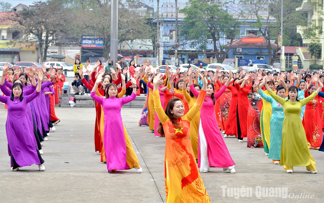 1.200 phụ nữ Tuyên Quang tham gia đồng diễn áo dài, giao lưu dân vũ