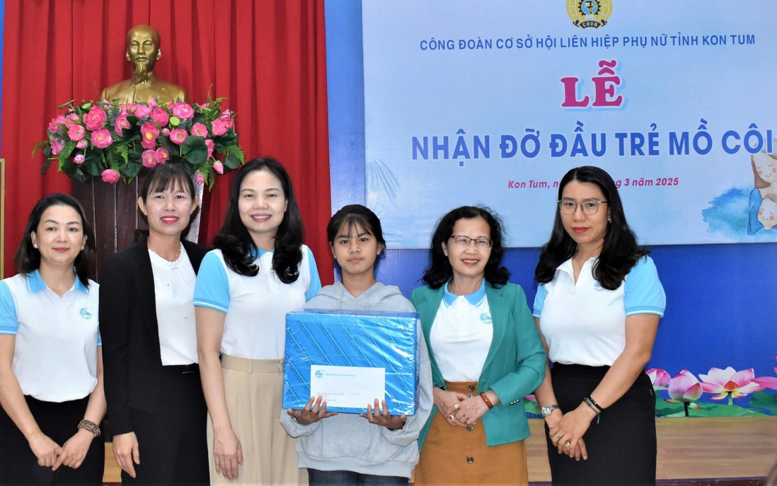 Hội LHPN tỉnh Kon Tum nhận đỡ đầu trẻ mồ côi người dân tộc Xơ Đăng 