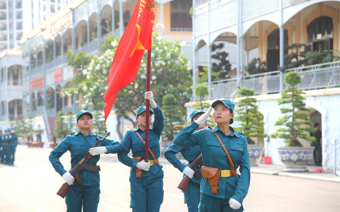 Những bóng hồng "vượt nắng thắng mưa", chuẩn bị cho ngày lễ lớn của đất nước