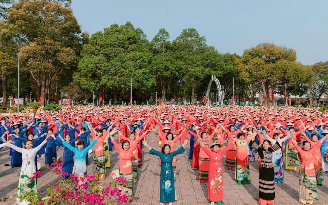 Đắk Lắk: 800 hội viên phụ nữ tham gia đồng diễn áo dài