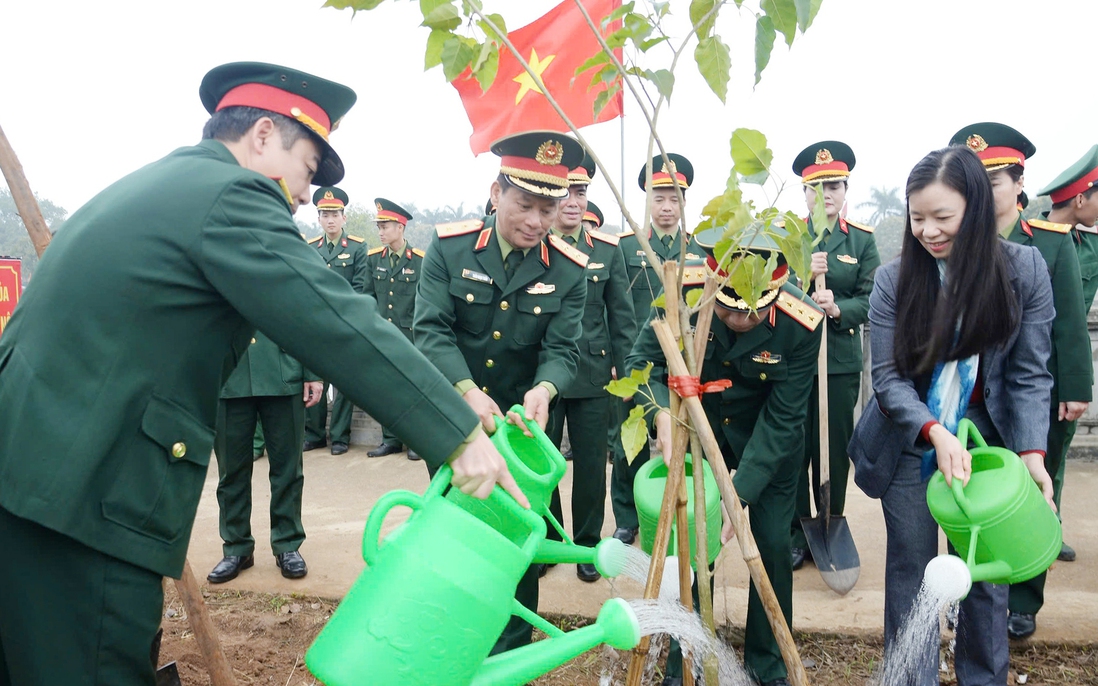 Phụ nữ Quân đội trồng hơn 10.000 cây xanh hưởng ứng "Tết trồng cây"